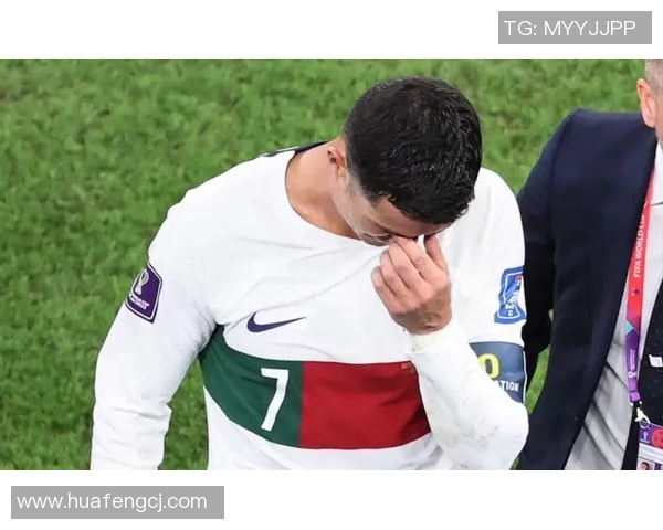 惊险瞬间！C罗退场遭球迷从看台跳下袭击，保安及时制止避免悲剧